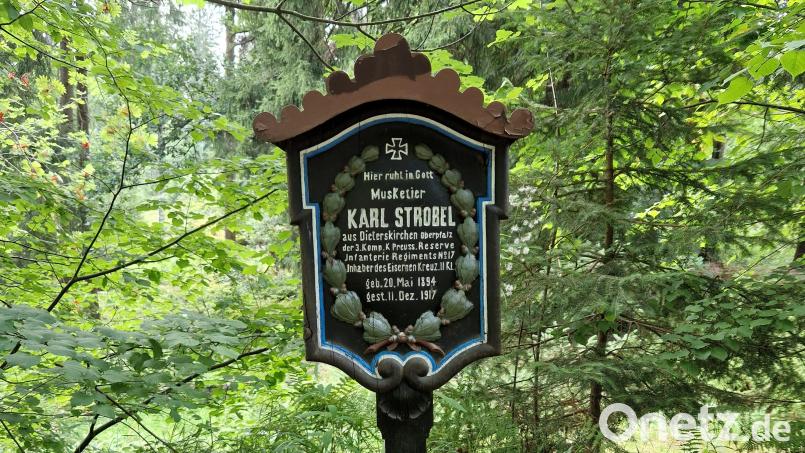 Das Grab von Karl Ströbl (Strobel ist ein Verschreiber) aus Dieterskirchen auf dem Ehrenfriedhof in Bischofsgrün/Oberfranken. Der mit dem Eisernen Kreuz ausgezeichnete Soldat wurde nur 23 Jahre alt und starb an Lungentuberkulose. Bild: Thomas Dobler