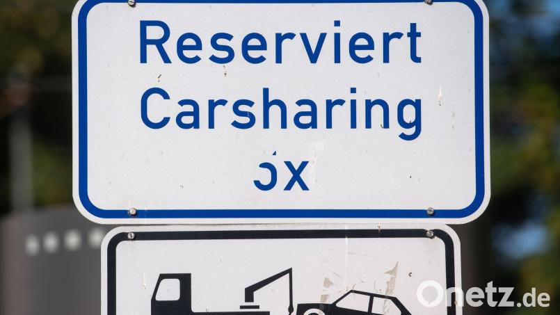 Ein Schild weist auf Parkplätze für Autos von Carsharing-Anbietern hin. Die Firma Mikar bemerkt, dass die Nutzung von Carsharing stark angestiegen ist. Symbolbild: Hendrik Schmidt/dpa-Zentralbild/dpa