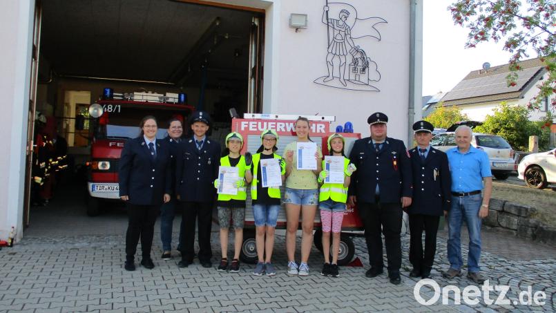 Vier Prüflinge absolvierten die „Kinderflamme“. Unser Bild zeigt (von links): Die Ausbilder und Ausbilderinnen, Prüflinge, Vorsitzenden Georg Redl, Kommandant Ernst Braunreuther sowie Bürgermeister Günter Kopp. Bild: Bild: Gemeinde Kulmain/exb