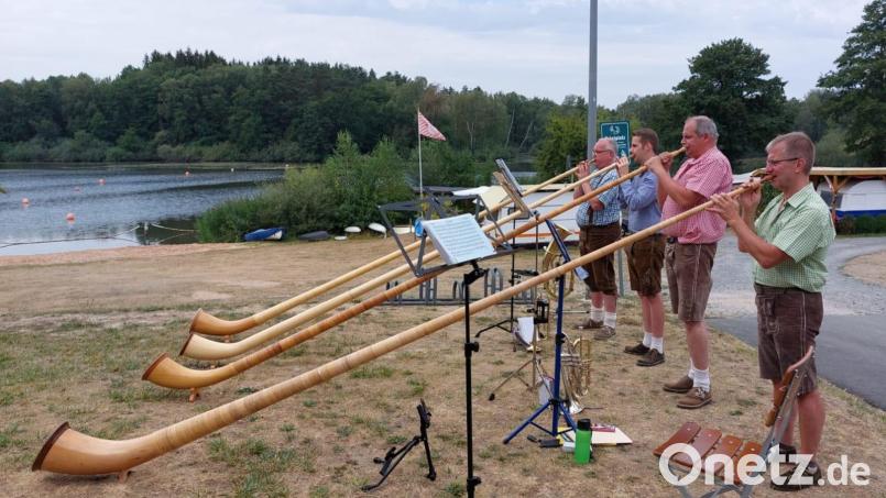 Zum Frühschoppen am Hexenhäusl in Eschenbach spielen Alphornbläser. Bild: myd