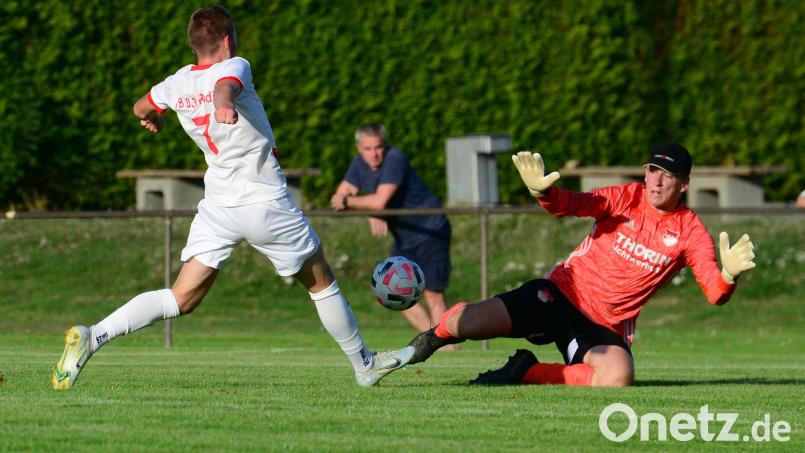 Das 2:0 für den TB Roding durch Stefan Voth, der Pfreimder Torhüter Michael Herrmann ist ohne Abwehrchance. Die SpVgg Pfreimd unterlag am Ende mit 2:5. Bild: ham