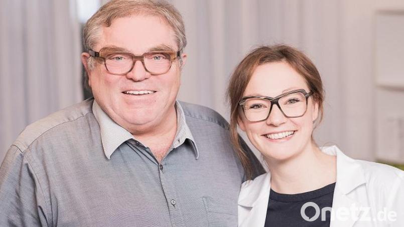 Dr. Peter Schleicher mit Tochter Dr. Dorothea Brückl. Beide führen eine Gemeinschaftspraxis für Immunologie, Onkologie, Naturheilverfahren, Neuraltherapie in München. Das Verfahren TPS wollen sie nach Kemnath bringen. Bild: bk