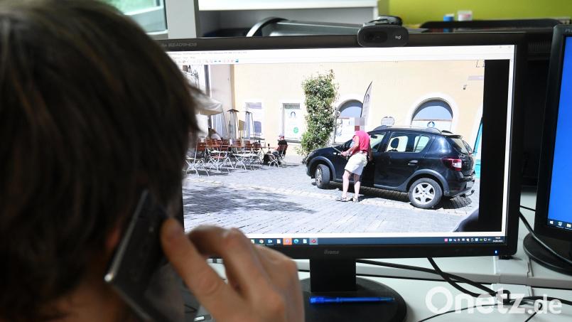 Dieses Bild macht seit Dienstagabend die Runde in den sozialen Medien. Es zeigt die Frau, die drei Menschen in Weiden verletzt haben soll. Bild: Gabi Schönberger