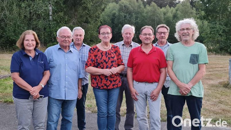 Der Vorstand der SPD mit Gast Maria Sauer (Vierte von links): Evelyn Berger-Röhlinger, Burkhard Röhlinger, Otmar Götz, Heribert Döppel, Karl-Heinz Mois, Hans-Jürgen Reiß, Josef Herrlein (von links). Bild: SPD Theisseil/exb