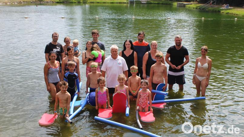 Unter der Leitung von Konrad Keller (Mitte) fand der erste Schwimmkurs im Freibad in der Selingau statt. Bild: soj