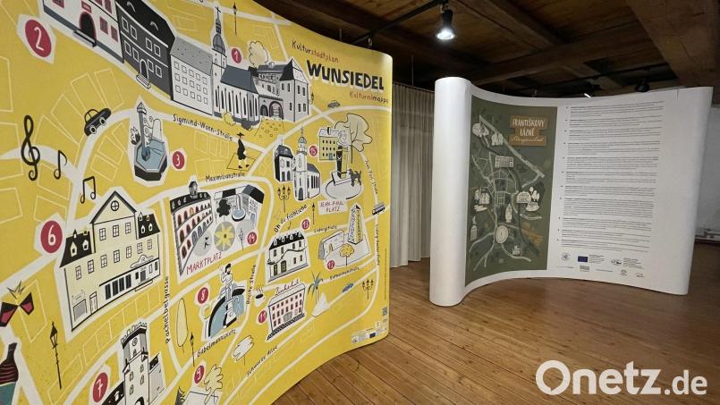 Künstlerisch gestaltete Stadtpläne und Hintergründe zum Projekt Kulturstadtplan Bayern-Böhmen sind in einer Ausstellung im Möbelsaal des Fichtelgebirgsmuseums zu besichtigen. Bild: Fichtelgebirgsmuseum/exb