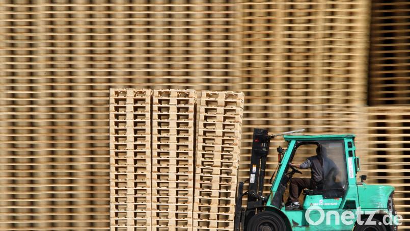 Keine Holzpaletten, dafür einen Automaten nahm ein Mann auf die Zinken eines Gabelstaplers. Symbolbild: Jens Büttner/dpa