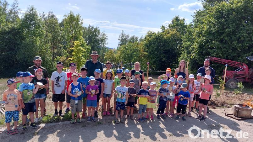 „Wir gestalten einen Naschgarten“ lautete das Motto einer Ferienprogramm-Aktion des Tourismusvereins Bad Neualbenreuth im Kurpark des Sibyllenbads. Eingepflanzt wurden 25 Sträucher. Bild: Tourismusverein Bad Neualbenreuth/exb
