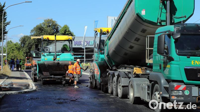 Auf einem Teilstück der Sulzbacher Straße haben die Asphaltierungsarbeiten begonnen. Bild: Wolfgang Steinbacher