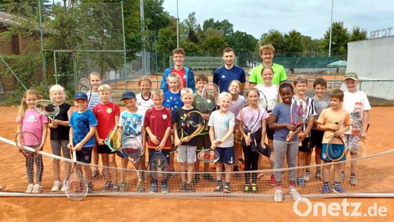 21 Kinder und Jugendliche machten beim Ferienprogramm des Tennisclub Tirschenreuth mit. Im Bild: Die tennisbegeisterten Kinder und Jugendlichen mit Michael Gleißner, Michael Kiermaier und Matthias Gleißner (hinten, von links). Bild: kro