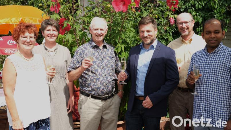 Ehefrau Carola, Schwiegertochter Karin, Bürgermeister Peter Neumeier, Sohn Christian und Pater Justine (von links) gratulierten Franz Weiß (Dritter von links) zum 85. Geburstag. Bild: Hirsch