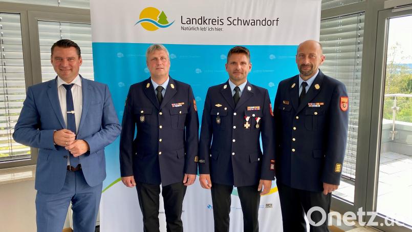(v.l.) Landrat Thomas Ebeling, Christian Weinfurtner, Andreas Brandstätter, Christian Demleitner Bild: Matthias Meier, Landratsamt Schwandorf