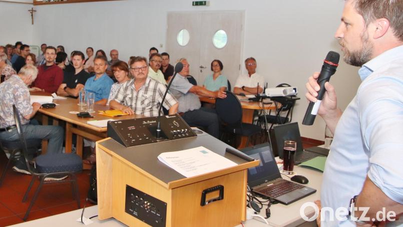 Nach einer Demonstration und anderen Aktionen der neuen Bürgerinitiative ging Bürgermeister Peter Neumeier (rechts) in die Offensive und hielt am 8. Juni eine öffentliche Informationsveranstaltung ab. Sie klärte viel, wohl aber nicht alle Fragen zum Bauvorhaben "BOS-Funkmast", wie sich in der Folge zeigte. Archivbild: Dobler