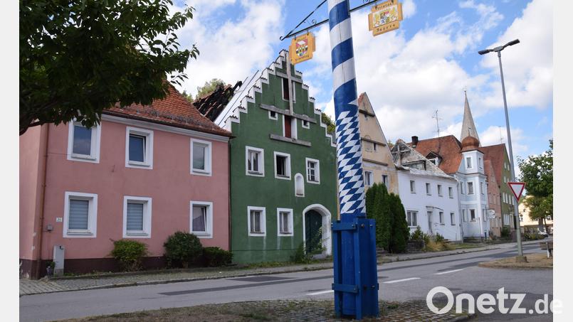 Mit Städtebaumitteln soll die Sanierung des Marktplatzes in Hohenburg vorangebracht werden. Der Marktgemeinderat muss noch Einzelheiten festlegen. Bild: bö
