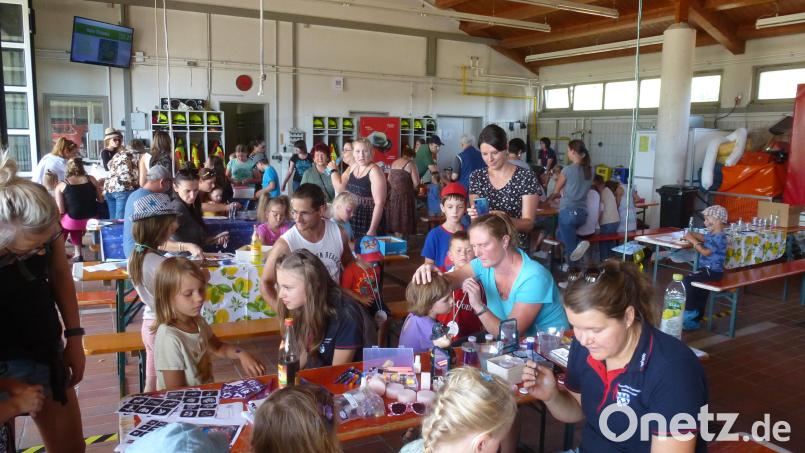 Um Kreativität ging es in der Fahrzeughalle der Feuerwehr Weiherhammer beim Ferienfest. Bild: bk