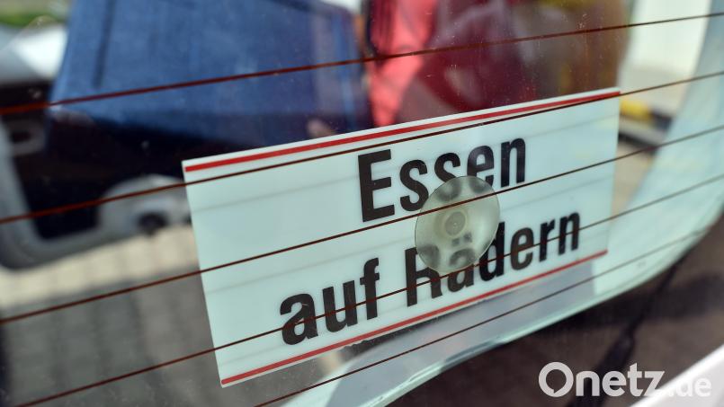&quot;Essen auf Rädern&quot; kann jeder in Anspruch nehmen. Die Anbieter haben aktuell nicht nur mit steigenden Lebensmittelpreisen zu kalkulieren. Symbolbild: Hendrik Schmidt/dpa