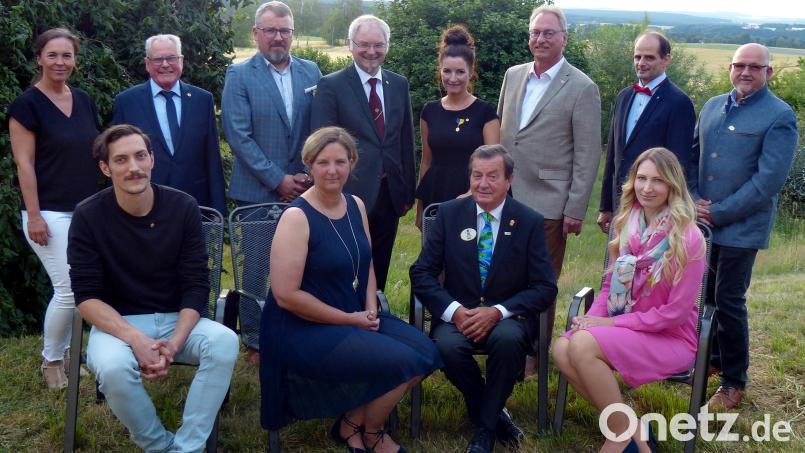 Der Vorstand der Lions Tirschenreuth bei der Amtsübergabe von Pastpräsident Dr. Volker Höcht (Zweite Reihe, Dritter von links) an Präsidentin Heike Kunte (vordere Reihe, Zweite von links.). Mit dabei auch die neu aufgenommenen Mitglieder Marco Härtl (vorne, links) und Verena Kutzer (vorne, rechts) sowie Distrikt-Governor Franz Göhl (Reihe vorne, Zweiter von rechts). Bild: Lions Tirschenreuth/exb