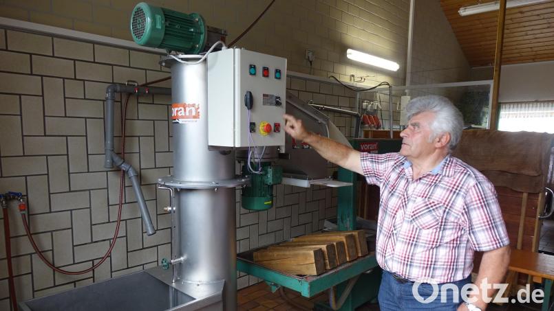 Derzeit inspiziert Andreas Ebnet im Mostraum die Gerätschaften zum Obstpressen. Bild: mmj