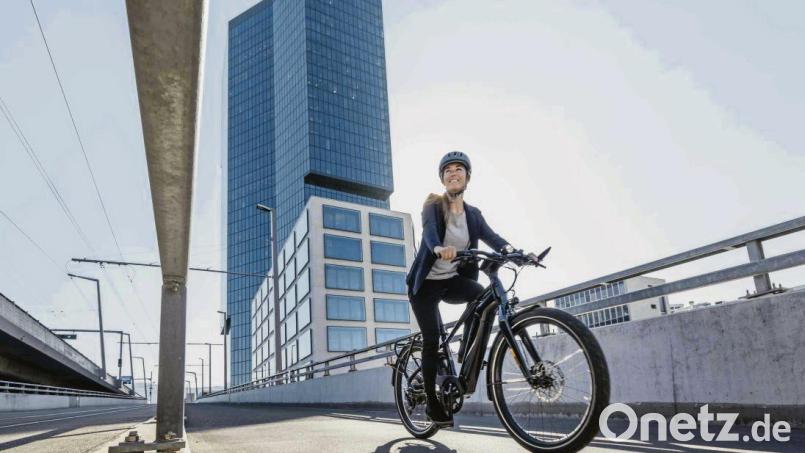Lässig durch die City radeln: Immer mehr Menschen begeistern sich für E-Bikes. Bild: www.flyer-bikes.com/pd-f