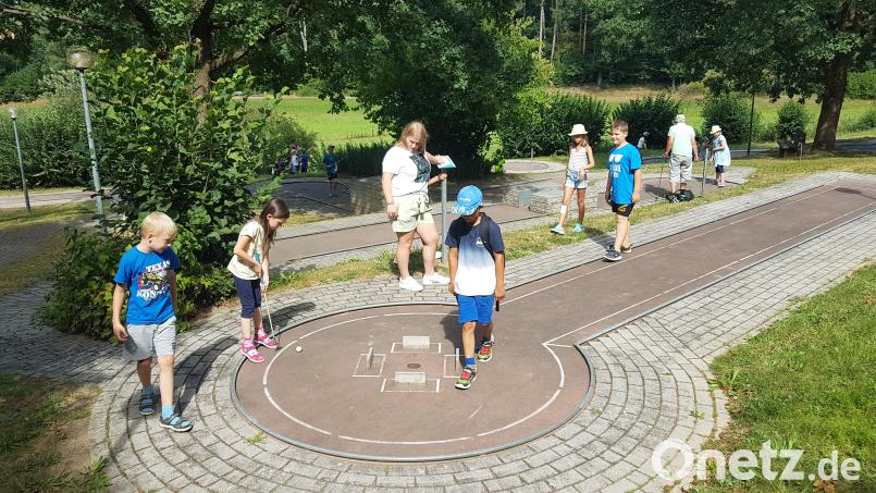 27 Kinder nahmen am Minigolf-Turnier des OWV Moosbach teil. Aufgeteilt in Gruppen dem Alter entsprechend wurde gespielt und die Sieger jeder Gruppe ermittelt und ausgezeichnet. Bild: gi