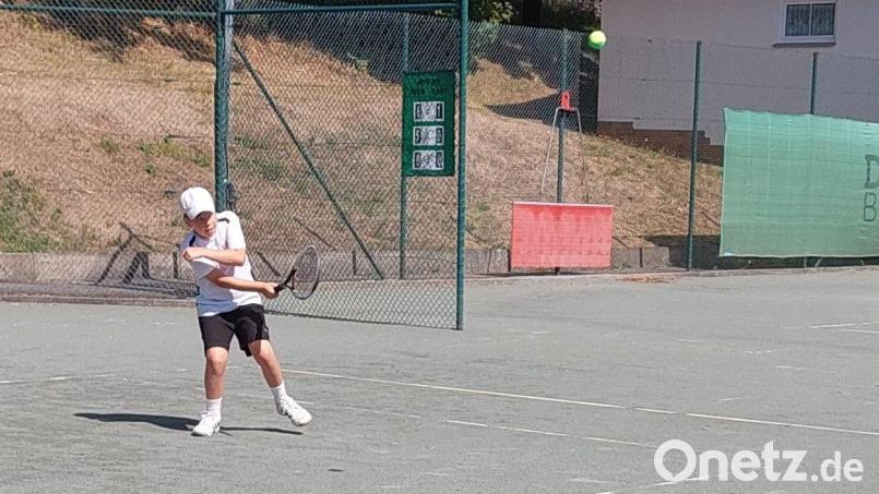 Die Kinder wie hier Bastian Englisch messen sich beim Kindertennisca,mp des TC Paulsdorf bei Ballspielen. Bild: Thomas Poeplau/exb