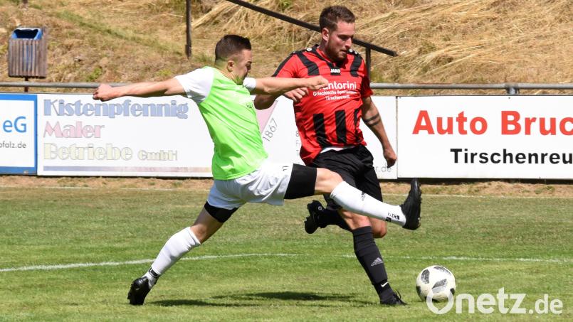 Bärnaus Maximilian Bäuml (links, gegen Markus Schaarschmidt vom ATSV Tirschenreuth) ist nach dreijähriger Pause eine wichtige Stütze im defensiven Mittelfeld der Elf von Spielertrainer Andreas Ott. Archivbild: Gebert