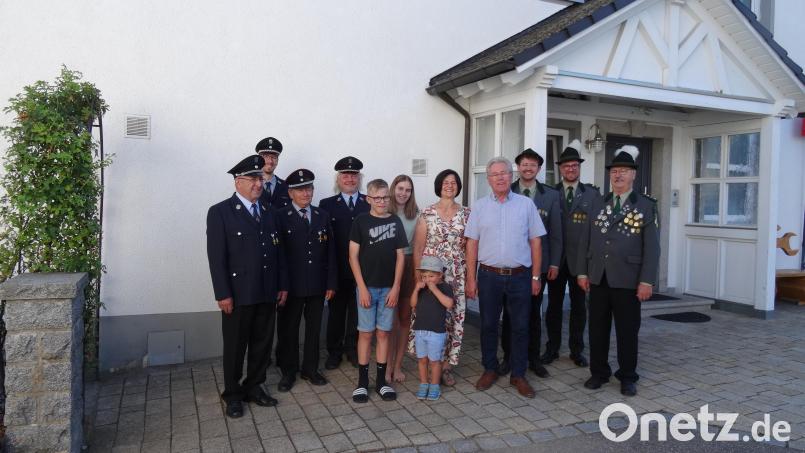 Seinen 70. Geburtstag konnte Rudolf Mitlmeier (Vierter von rechts) im Kreise seiner Lieben feiern. Dazu gratulierten seine Frau Theresia und Enkel sowie Abordnungen der Feuerwehr Etzgersrieth und des Schützenvereins St. Georg Etzgersrieth. Bild: gi