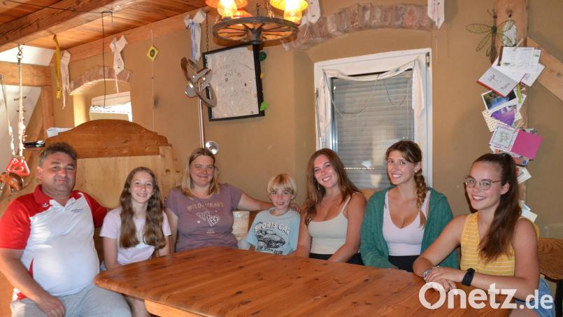 Fast drei Wochen waren und Savannah Bretsch und Maddie Smith (Zweite und Dritte von rechts) aus den USA beim Jugendaustausch bei der Familie Andrea und Sandro Stefinger zu Gast und fühlten sich sehr wohl. Für Tochter Hannah (rechts) war es nicht der erste Austausch dieser Art. Bild: gi