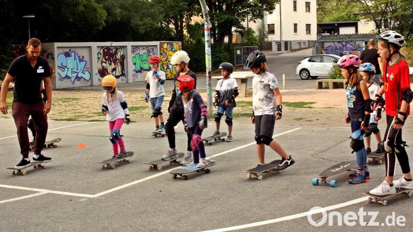 Bis die Teilnehmer an den Anfänger-Kursen im Ferienprogramm das Gefühl dafür bekommen, sich nach dem Anschub auch auf dem Skateboard zu halten, dauert es. Bild: R. Kreuzer