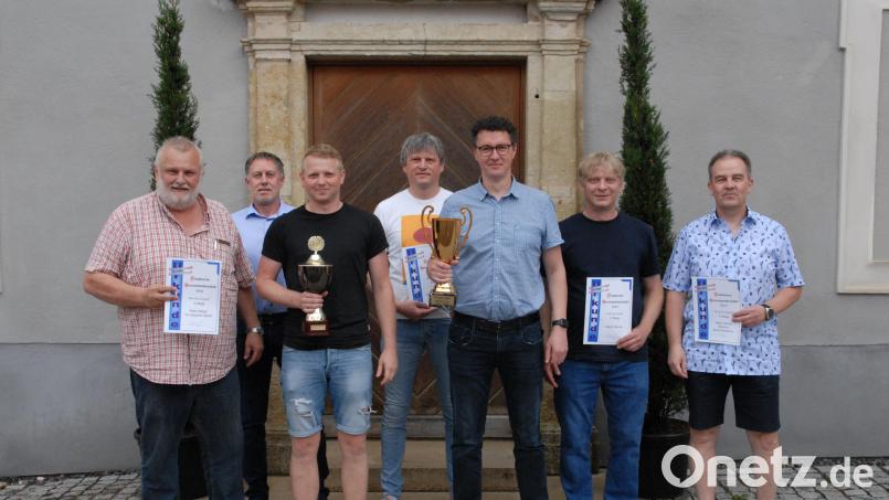 Die Schmidmühlener Tischtennisabteilung zeichnet ihre Vereinsmeister aus. Dritter Bürgermeister Mathias Huger (Zweiter von links) gratuliert ihnen. Bild: pop