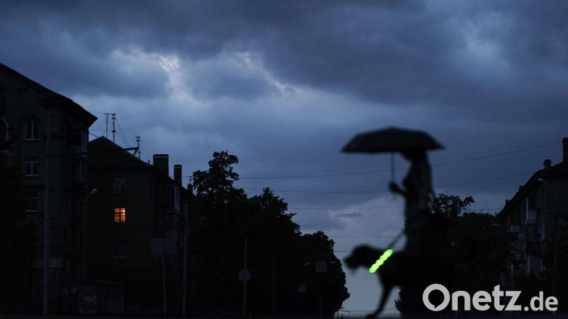 Tief &quot;Ornelia&quot; kann am Wochenende für Regen und Gewitter sorgen. Symbolbild: David Goldman /dpa