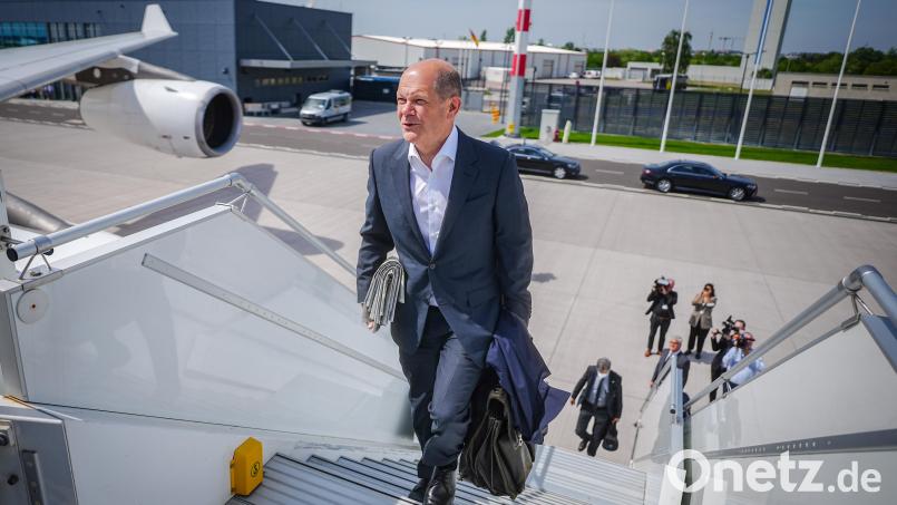 Bundeskanzler Olaf Scholz (SPD) auf dem Weg in ein Flugzeug. Symbolbild: Kay Nietfeld