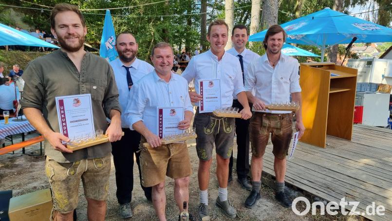Ehrungen beim Burschenverein (von links): Dominik Schuler, stellvertretender Vorsitzender Marco Franz, Florian Pirzer, Stefan Nübler, Vorsitzender Oliver Zweck und Christian Strobl Bild: gth