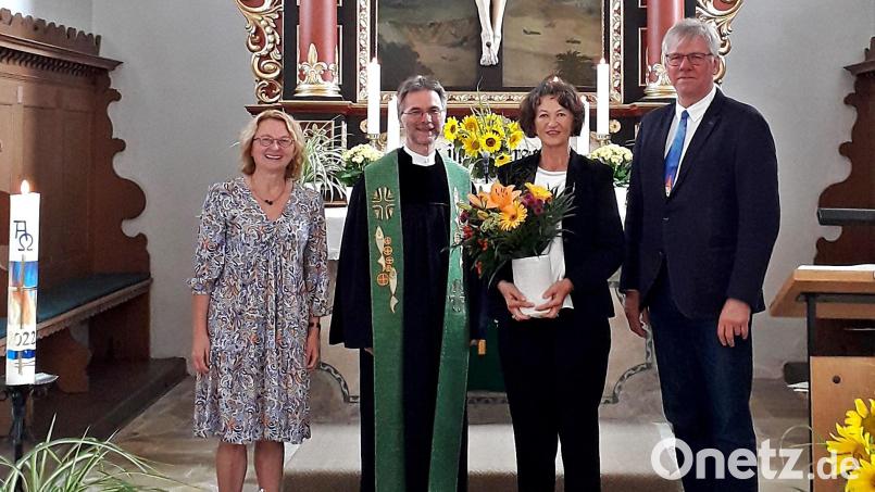Doris Borchardt, Vertrauensfrau der Kirchengemeinde Mantel, Pfarrer Andreas Ruhs (von links) und Hans Joachim Grajer, Vertrauensmann der Kirchengemeinde Neunkirchen, danken zum Abschied Christiane Geiß (von rechts) für ihr langjähriges Engagement als Lektorin. Bild: R. Kreuzer