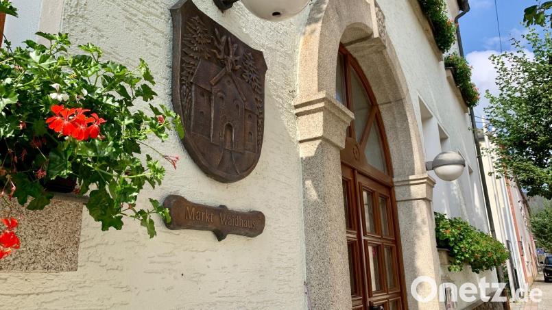 Das Waidhauser Rathaus könnte in den Wintermonaten seine Öffnungszeiten drastisch einschränken – wenn die Energiekosten weiter steigen. Bild: Gabi Schönberger