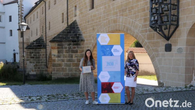 Die Leiterin der Geschäftsstelle Leitbild, Katharina Schenk, sowie Projektkoordinatorin Nicole Graf (rechts) freuen sich auf neue, innovative Ideen aus dem Landkreis und für den Landkreis. Bild: Christine Hollederer/exb