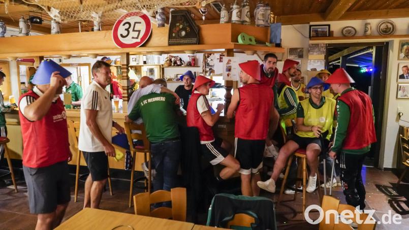 Im Sportheim des FC Wernberg gibt es einen speziellen Party-Dresscode: Trainingshütchen auf dem Kopf und obenrum ein Leibchen. Bild: Sebastian Böhm