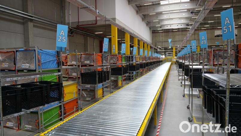 Hier werden die Amazon-Bestellungen im Nittenauer Verteilzentrum sortiert, bevor sie in die kleineren Liefertransporter verladen werden. Bild: Sebastian Böhm