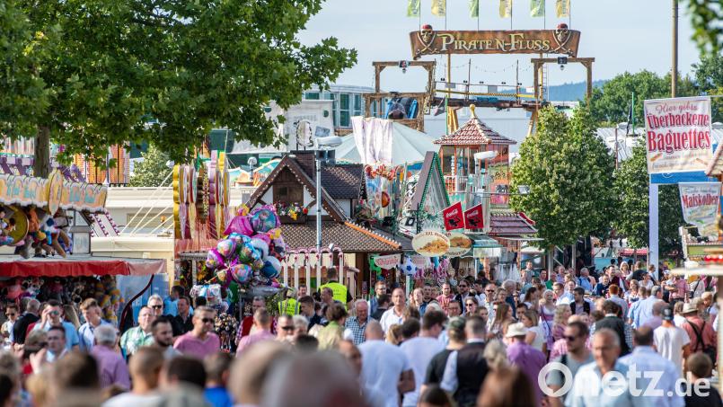 Etwa 1,4 Millionen Fest-Besucher werden bis zum 19. August am Straubinger Gäubodenfest erwartet. Mittlerweile hat es den dritten Unfall mit einem Fahrgeschäft binnen drei Tagen gegeben. Archivbild: Armin Weigel/dpa