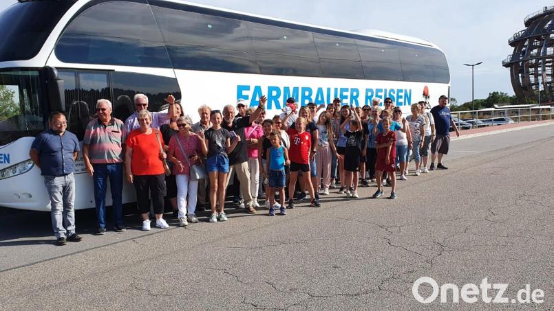 Neben der Erlebnisholzkugel stellten sich die Mitglieder des FC Bayern-Fanclubs bei ihrem Vereinsausflug nach Schwandorf und ins Oberpfälzer Seenland zu einem Erinnerungsfoto. Bild: öt