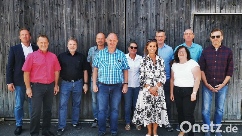 Verdiente Mitarbeiter des Staatlichen Bauamtes werden geehrt: (von links) Bereichsleiter Straßenbau Tobias Bäumler, Stefan Heumann (Vorsitzender des Personalrats), Behördenleiter Roman Beer, Johann Fehlner, Peter Hüttner, Susanne Schrempel, Birgit Bodensteiner-Blendl, Michael Bartmann, Martina Aust, Thomas Schönfelder und Johann Pirzer. Bild: Staatliches Bauamt/Willer/exb