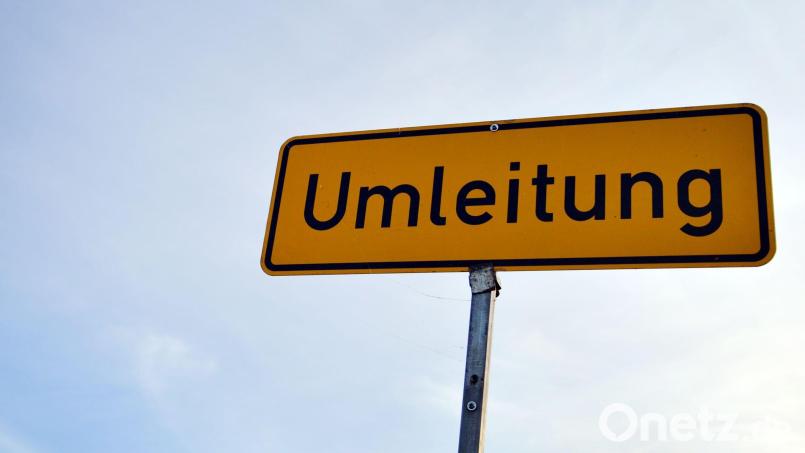 Am Montag, 29. August, wird im Teilbereich der Kreisstraße SAD 19, von der Einmündung SAD 9 bei Freihöls (Stadt Schwandorf) bis zur Einmündung Staatsstraße 2151 bei Hohenirlach (Markt Schwarzenfeld), mit der Oberbauverstärkung im Bereich der Kreisstraße SAD 19 begonnen. Symbolbild: Marc Tirl/dpa