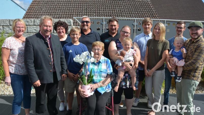 Franziska Leipold (vorne, mit Blumen) feierte jetzt ihren 90. Geburtstag. Dazu gratulierte neben der Familie auch Bürgermeister Johann Brandl (Zweiter von links). Bild: jr