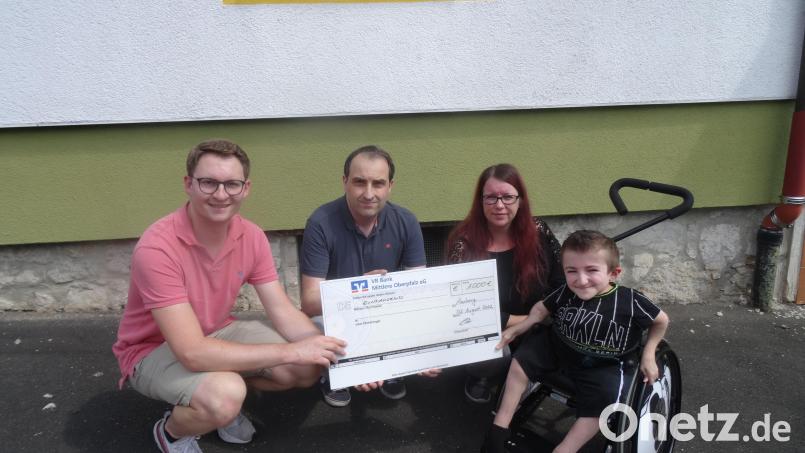 Um am Schulunterricht teilnehmen zu können, benötigt Luca einen speziellen Video-Roboter: Die Vorstände Christian Birk und Dieter Keil überreichen Lucas Mutter, Andrea, und Luca eine Spende von 1000 Euro (von links). Bild: Manuel Fischer/exb