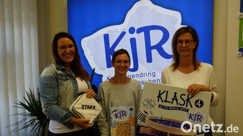 Die ausleihbaren Spiele haben Sandra Schug (links), Gerlinde Pötzl (rechts) und Maria Pannrucker (Mitte), die neue Verstärkung in der Verwaltung, bei sich in der Geschäftsstelle in der Bahnhofsstraße in Tirschenreuth gelagert. Bild: pjeb