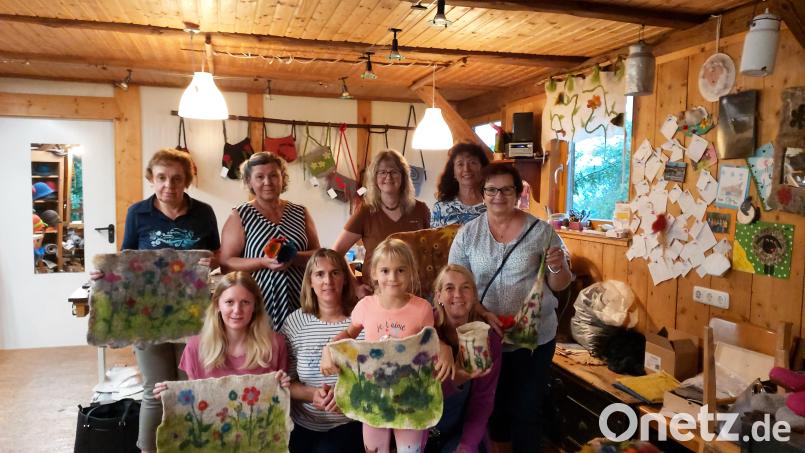 Der Filzworkshop in der Werkstatt über dem Schafstall bei Familie Wolf in Lenau machte sowohl Kindern als auch Erwachsenen viel Spaß. Bild: exb