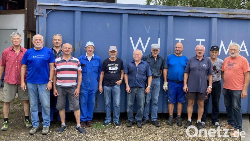 Rund neun Tonnen Altpapier und fünf Tonnen Altkleider verlädt das Helferteam der Kolpingsfamilie Hirschau bei der Räumung der Altkleidersammelstelle. Bild: u