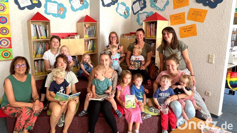Die Bücherei um Leiterin Gertie Kreuzer (links) empfängt die Kleinkinder der AWO-Krabbelgruppe mit ihren Müttern. Gemeinsam wollen sie die Lust aufs Lesen wecken. Bild: fjo