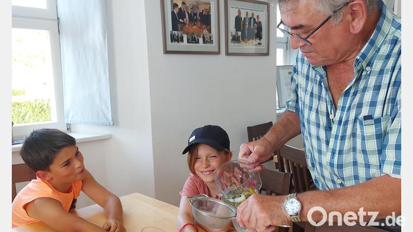 Kräuterführer Josef Gradl hatte für die Ferienkinder Kräuterlimonade vorbereitet. Bild: Sophie Köstler/exb