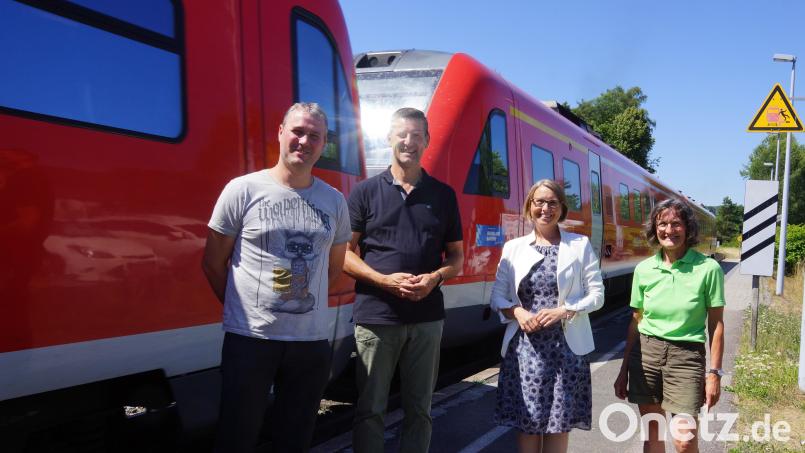 Die Züge müssen weiter in Etzelwang halten, fordern die Kommunalpolitiker. Von links CSU/FB-Fraktionsvorsitzender Markus Wagner, Bürgermeister Roman Berr, Bundestagsabgeordnete Susanne Hierl und stellvertretende Bürgermeisterin Lydia Zahner. Bild: sre